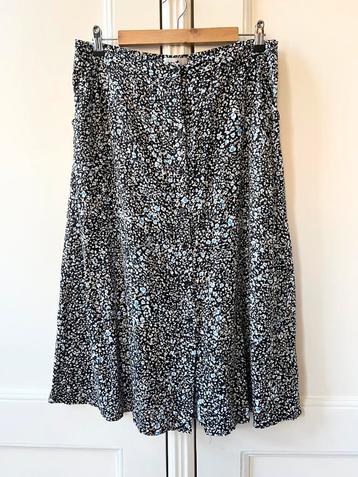 Minimum kuitlange rok zwart met knoopjes, maat 42 beschikbaar voor biedingen