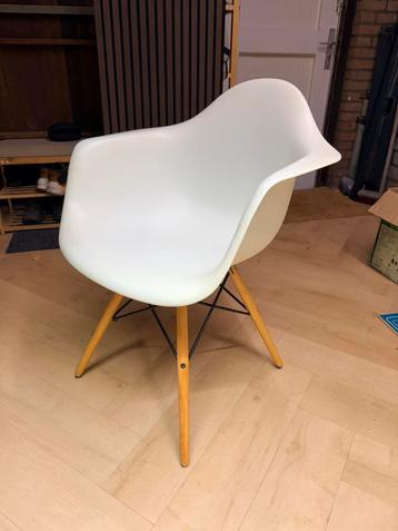 4x Eames DAW replica Kuipstoel wit / hout beschikbaar voor biedingen