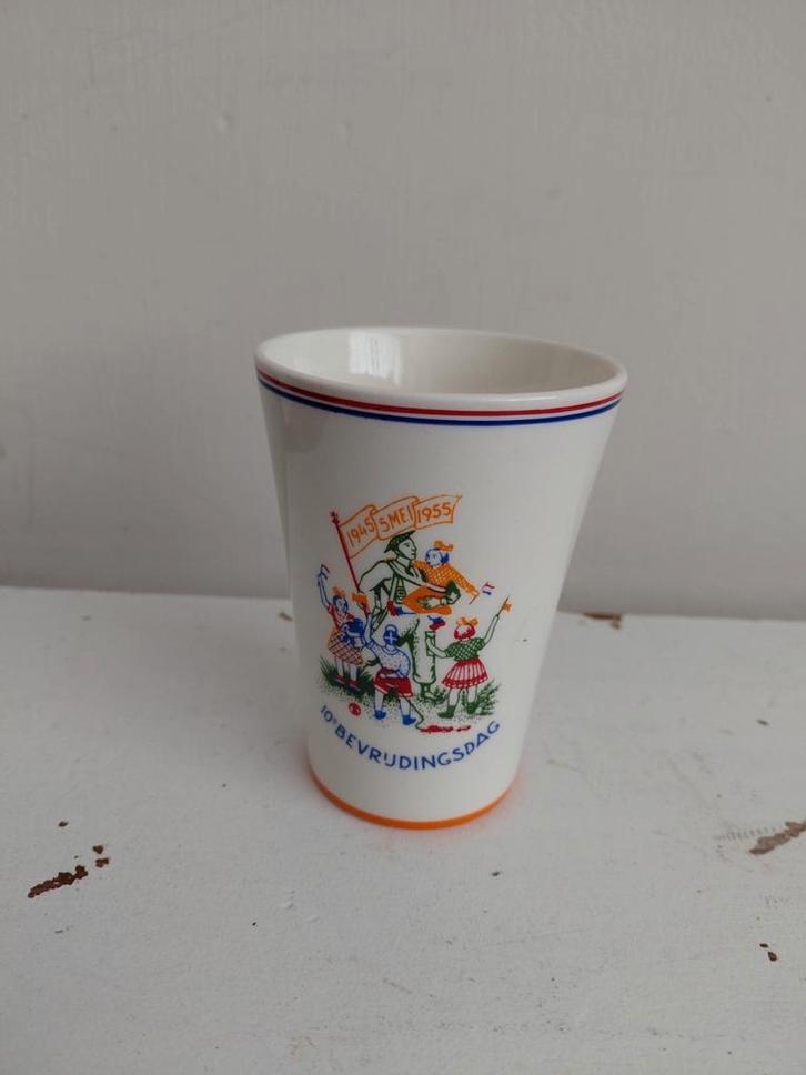 Herdenkingsbeker 10e Bevrijdingsdag 1955, Antiek en Kunst, Antiek | Keramiek en Aardewerk, Ophalen of Verzenden