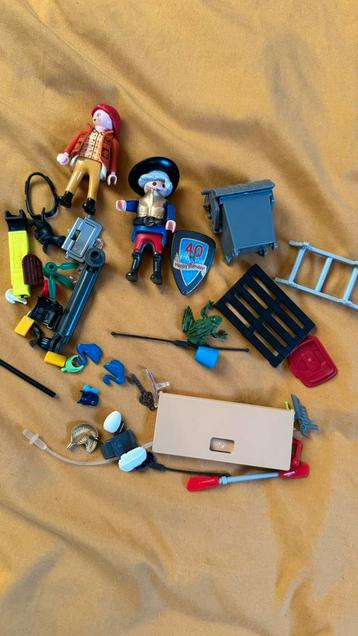 Playmobil poppetjes en restjes 