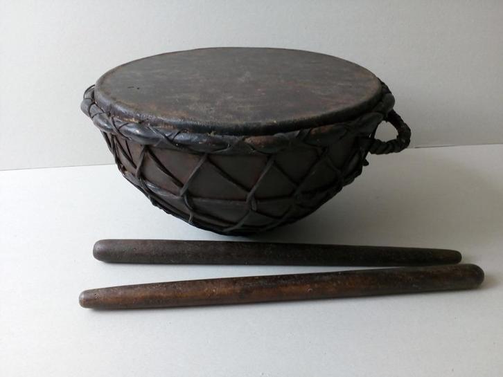 Afrikaanse trommel met originele drumstokken., Antiek en Kunst, Curiosa en Brocante, Ophalen of Verzenden