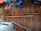 2 houten trapleuningen met houders (155cm & 230cm lang), Doe-het-zelf en Verbouw, Ladders en Trappen, Ophalen, Zo goed als nieuw