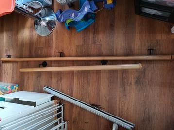 2 houten trapleuningen met houders (155cm & 230cm lang)  beschikbaar voor biedingen