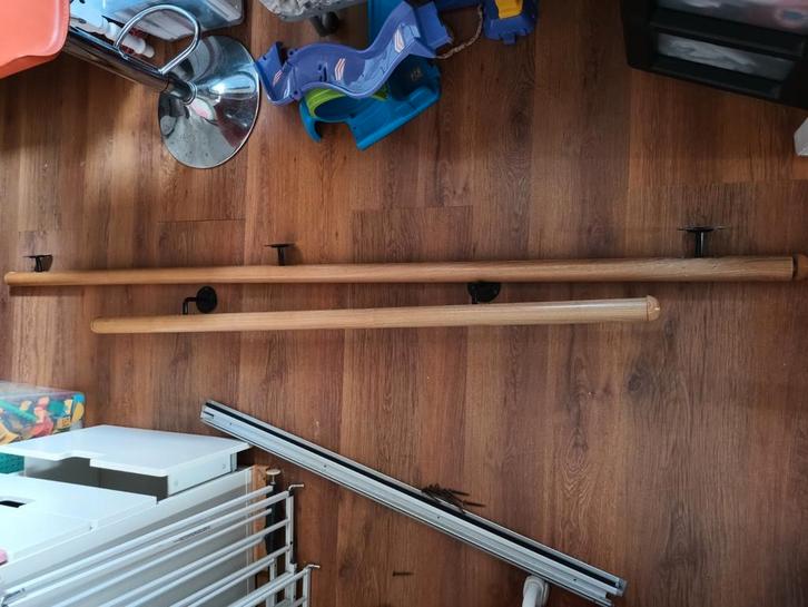 2 houten trapleuningen met houders (155cm & 230cm lang), Doe-het-zelf en Verbouw, Ladders en Trappen, Zo goed als nieuw, Trap
