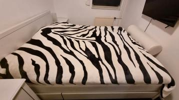 Brusali Ikea bed 160x200 nachtkastjes ladenkast
