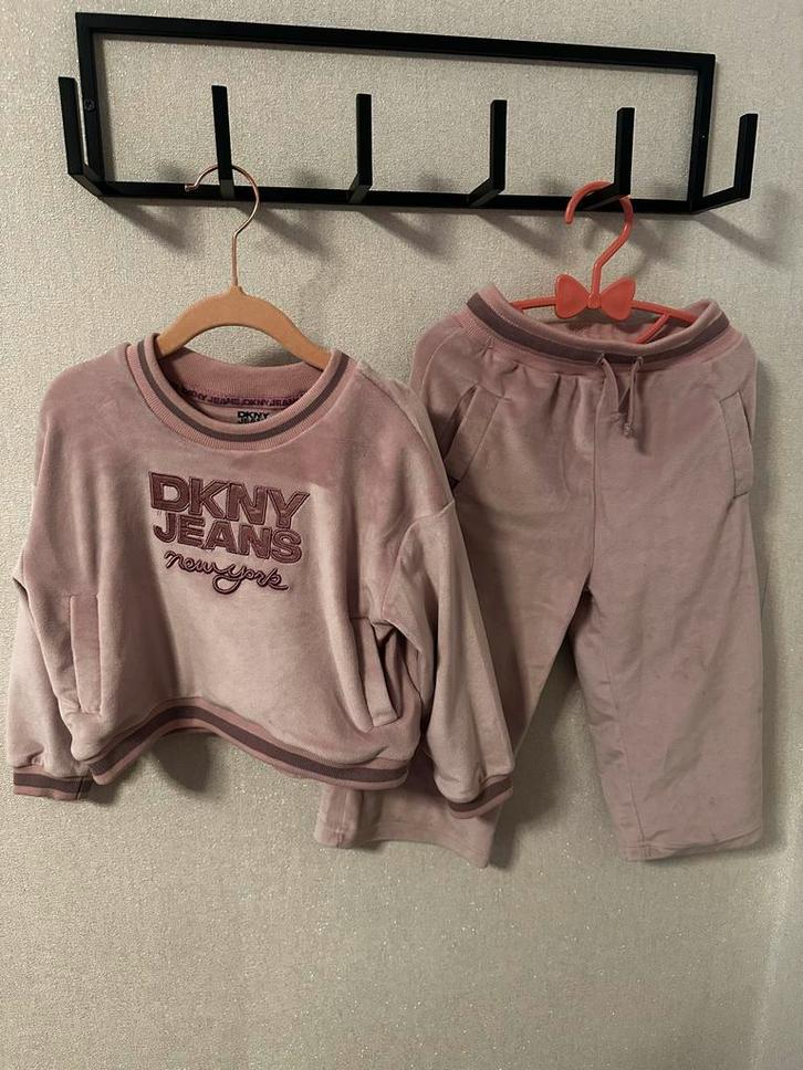 DKNY Jeans 2-delige set - Maat 3 jaar - Lila/Paars, Kinderen en Baby's, Kinderkleding | Schoenen en Sokken, Zo goed als nieuw