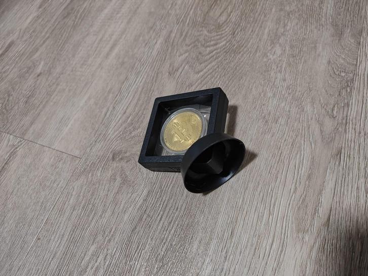 Vergulde Bitcoin muntje met houder, Postzegels en Munten, Munten en Bankbiljetten | Verzamelingen, Munten, Nederland, Ophalen of Verzenden