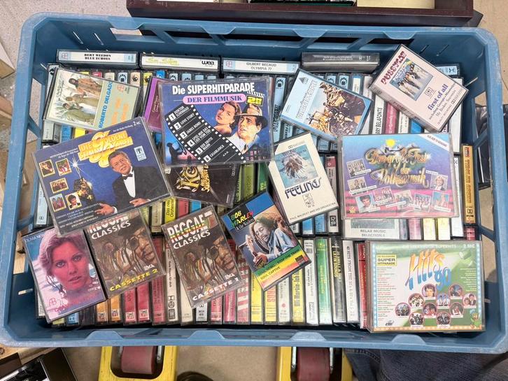 Krat vol met ca 120 cassettebandjes alles origineel, Cd's en Dvd's, Cassettebandjes, Zo goed als nieuw, Overige genres, 2 t/m 25 bandjes