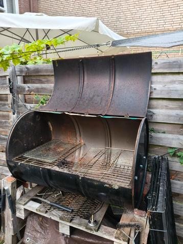 Olieton bbq beschikbaar voor biedingen