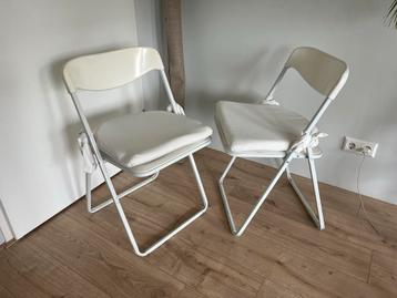 Witte klapstoelen (2 stuks) beschikbaar voor biedingen