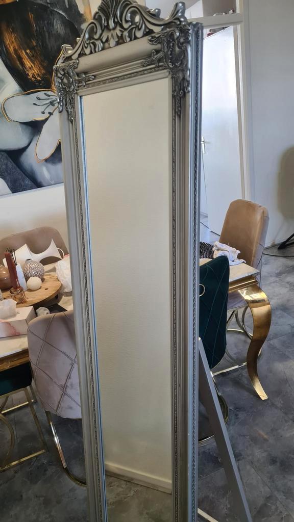 Grote Spiegel met Sierlijke Lijst, Huis en Inrichting, Woonaccessoires | Spiegels, Zo goed als nieuw, 50 tot 75 cm, 150 tot 200 cm
