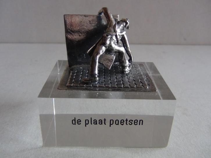Miniatuur zilver S12c  Man met plaat zilveren miniaturen, Antiek en Kunst, Antiek | Goud en Zilver, Zilver, Ophalen of Verzenden
