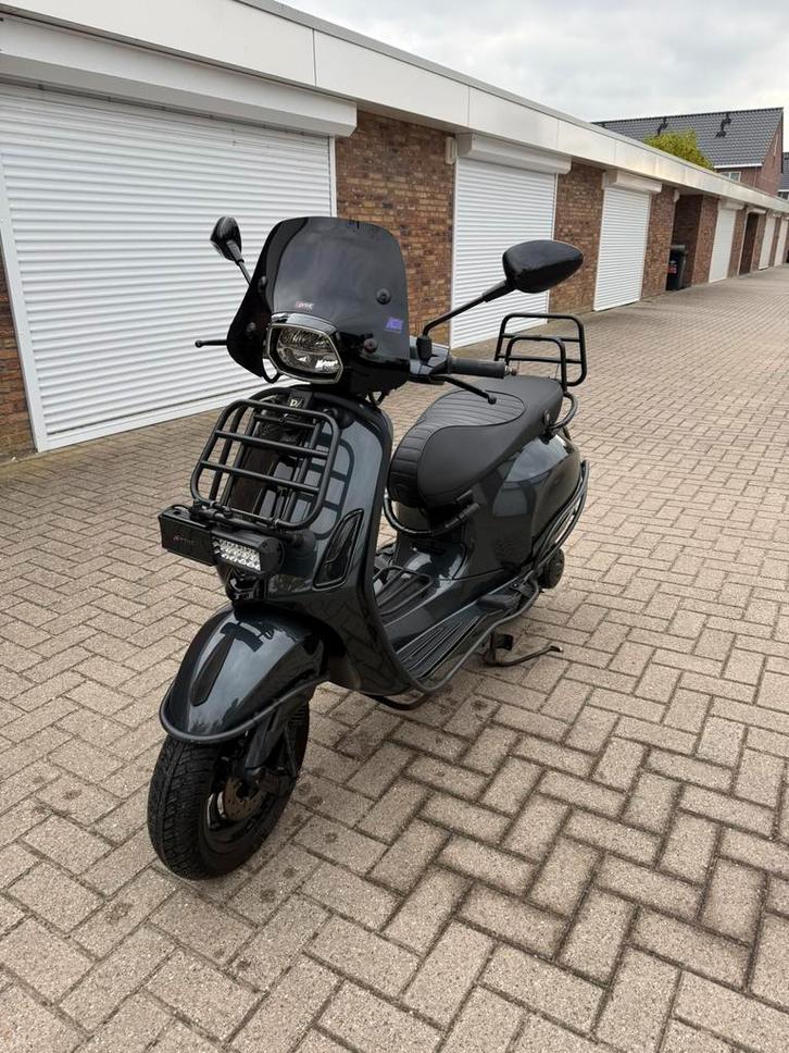 Vespa sprint custom, Fietsen en Brommers, Scooters | Vespa, Zo goed als nieuw, Benzine, Ophalen