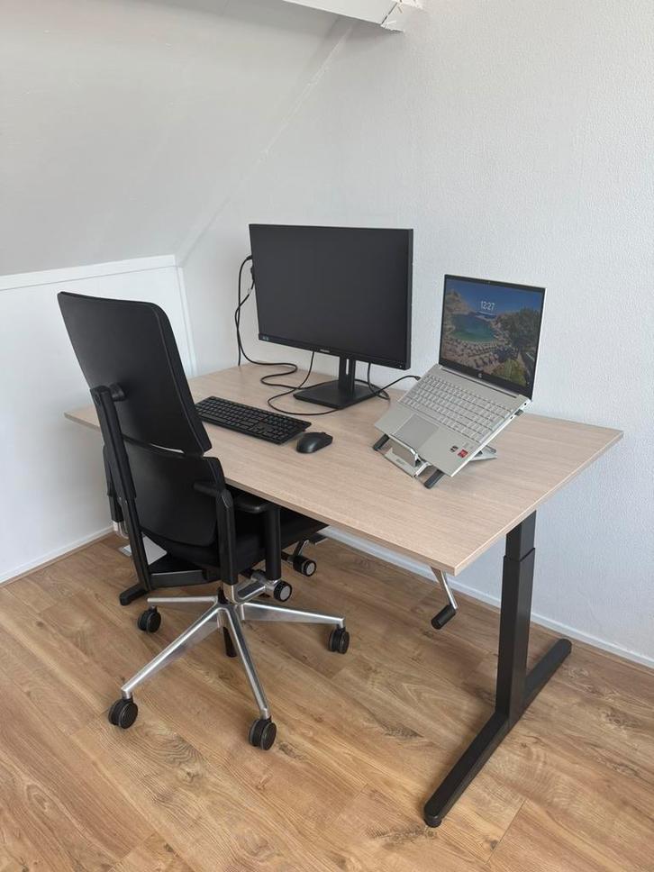 Complete thuiswerkplek met zit-/stabureau, stoel en monitor, Huis en Inrichting, Bureaus, Zo goed als nieuw, Stabureau, In hoogte verstelbaar