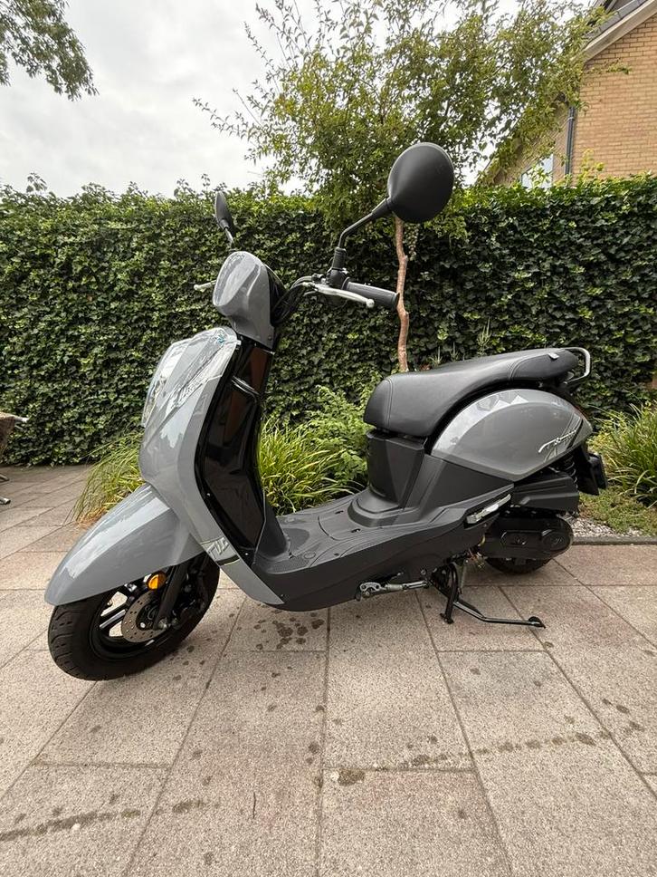 Sym mio 50i e5 brom scooter bj 2022  6785 km, Fietsen en Brommers, Scooters | SYM, Zo goed als nieuw, Mio, Maximaal 45 km/u, Benzine