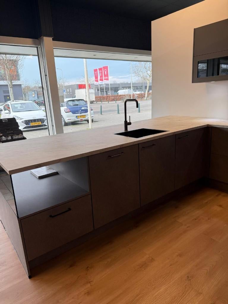 Luxe Nobilia showroomkeuken met eiland & Bosch apparatuur, Ophalen, U-keuken, Overige materialen, Nieuw