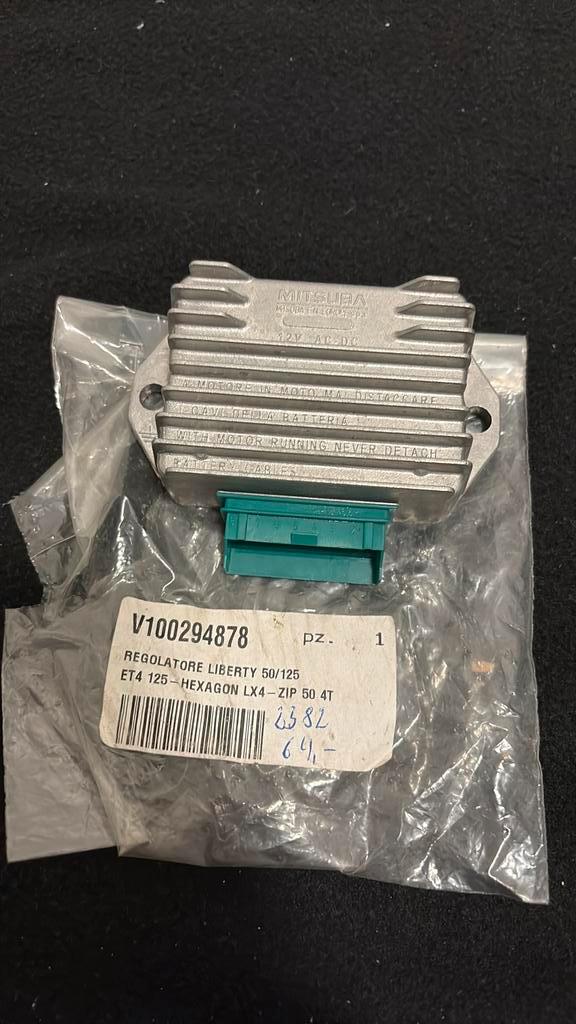 Spanningsregelaar piaggio 4 takt 50/125cc, Fietsen en Brommers, Brommeronderdelen | Scooters, Zo goed als nieuw, Piaggio, Uitlaat