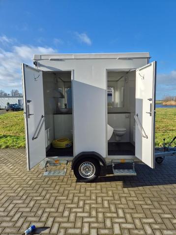 Mobiele toiletwagen huren? Op locatie geleverd & aangesloten beschikbaar voor biedingen