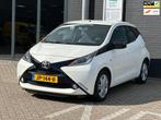 Toyota Aygo 1.0 VVT-i x-sport/1STE EIG/CAMERA/AIRCO/NL-AUTO, Auto's, Toyota, Voorwielaandrijving, Stof, Gebruikt, Euro 6
