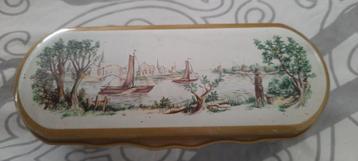 vintage theelepel blikje met een afbeelding rivierlandschap beschikbaar voor biedingen