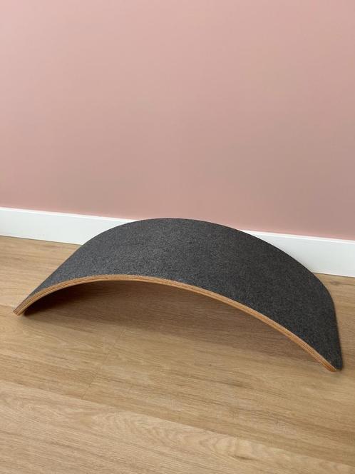Z.g.a.n. Wobbel original blank gelakt met grijs vilt, Kinderen en Baby's, Speelgoed | Houten speelgoed, Zo goed als nieuw, Rij- of Hobbelspeelgoed