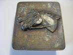 Vintage houten sigarettendoosje met paardenkoppen, Verzamelen, Rookartikelen, Aanstekers en Luciferdoosjes, Ophalen of Verzenden