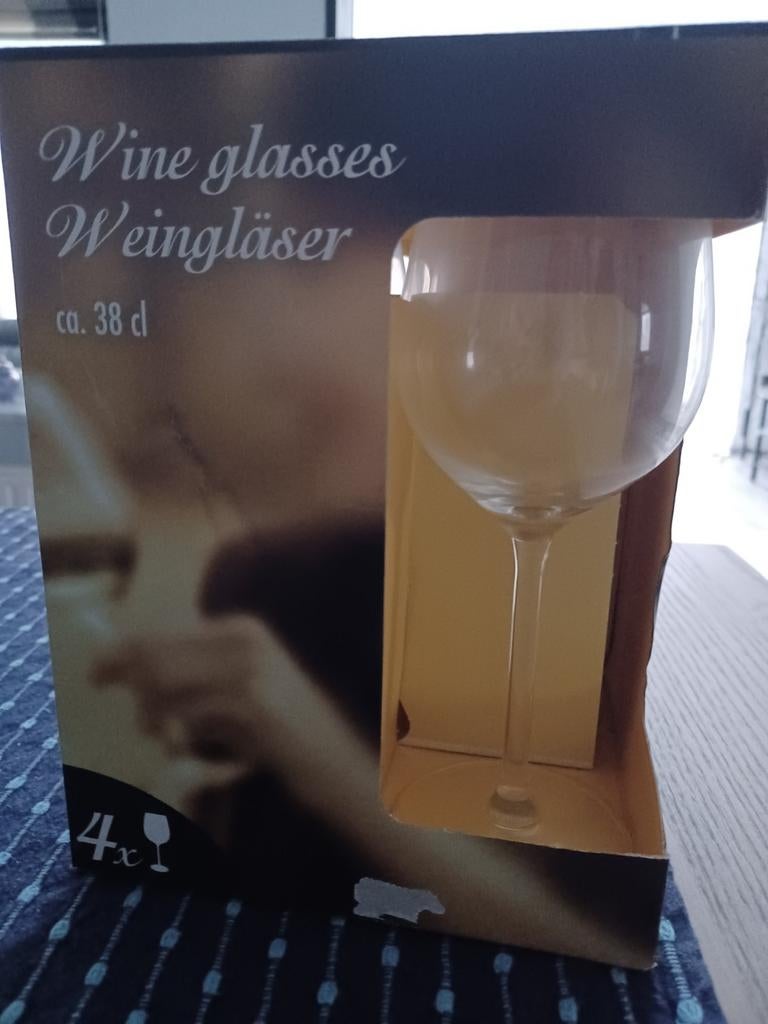 Set van 4 wijnglazen - Nieuw in doos, Verzamelen, Glas en Borrelglaasjes, Ophalen of Verzenden, Nieuw