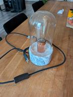 Tafellamp stolp met marmerlook voet en warm licht peertje, Huis en Inrichting, Lampen | Tafellampen, Ophalen, Glas, Zo goed als nieuw