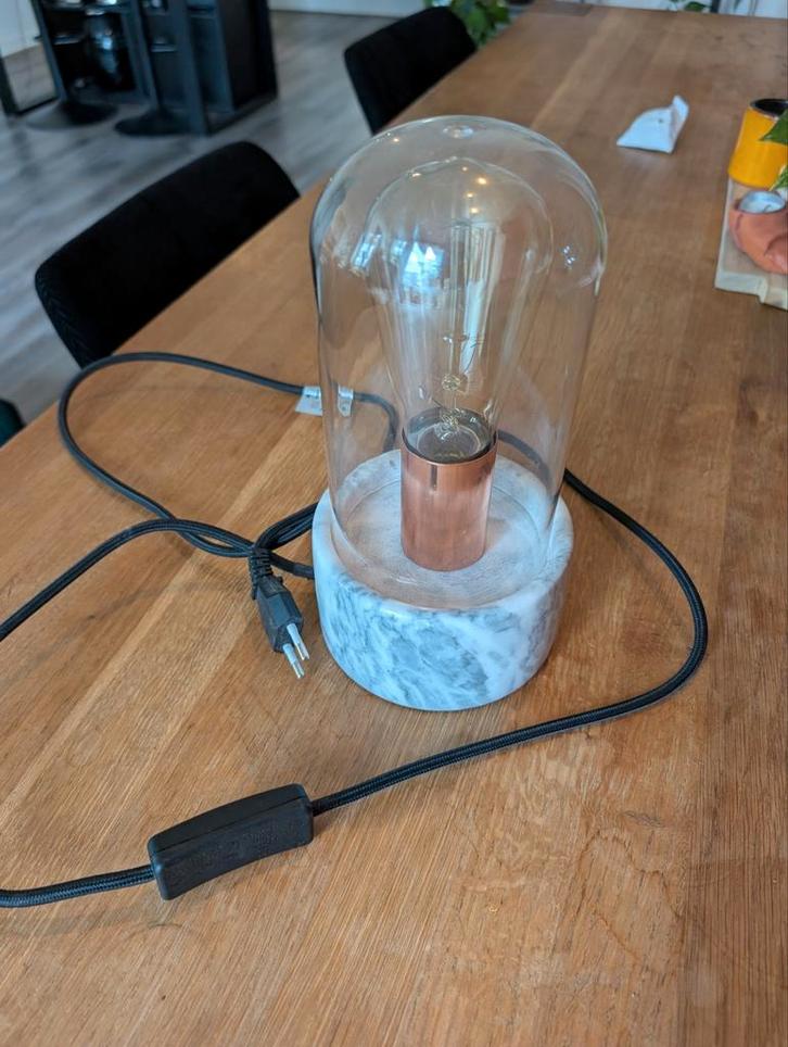 Tafellamp stolp met marmerlook voet en warm licht peertje, Huis en Inrichting, Lampen | Tafellampen, Zo goed als nieuw, Minder dan 50 cm