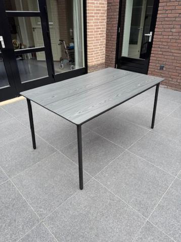 Te koop Tuintafel voorzien van HPL blad met houtnerfprint beschikbaar voor biedingen