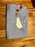 Blauwwit gestreepte lap stof met geborduurde bloemen, Hobby en Vrije tijd, Stoffen en Lappen, 120 cm of meer, Nieuw, Ophalen of Verzenden