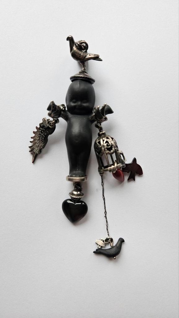 Unieke Gem Kingdom Happy Baby hanger - Nieuw, Sieraden, Tassen en Uiterlijk, Broches, Nieuw, Overige materialen, Zwart, 7 tot 10 cm