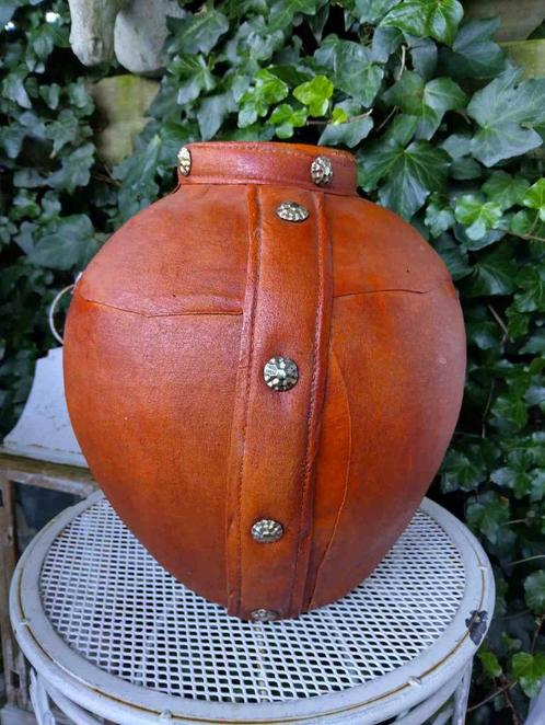 Vintage grote leren vaas, bijzonder exemplaar, Huis en Inrichting, Woonaccessoires | Vazen, Zo goed als nieuw, Ophalen