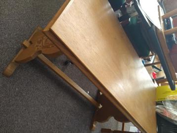 Houten salontafel bewerkt beschikbaar voor biedingen