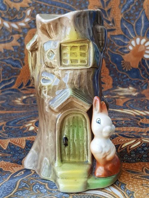 Boomhuis met konijn oude vaas uit Engeland van Eastgate., Antiek en Kunst, Antiek | Vazen, Ophalen of Verzenden