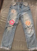 Spijkerbroek met bloemen - Leuke details!, Kleding | Dames, Spijkerbroeken en Jeans, Ophalen of Verzenden, Gedragen, Blauw, Overige jeansmaten