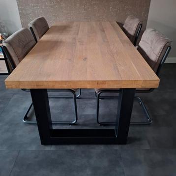 Massief eiken tafel met 4 stoelen beschikbaar voor biedingen