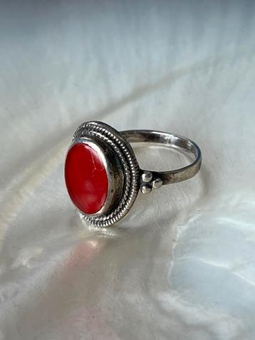 Rode zilveren ring beschikbaar voor biedingen