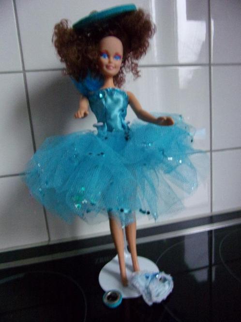 Barbie clone pop in blauwe kanten jurk met glitters + hoedje, Verzamelen, Poppen, Gebruikt, Fashion Doll, Ophalen of Verzenden