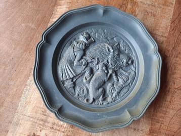 Drie tinnen bordjes van "Engeltjes tin" beschikbaar voor biedingen