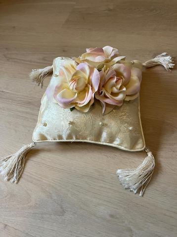 Ringkussentje met rozen beschikbaar voor biedingen