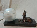 Art Deco lamp, hert op marmer met glazen bol, Ophalen of Verzenden