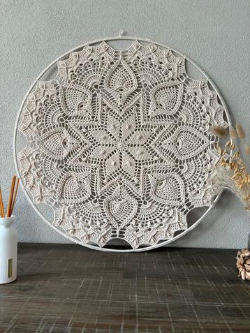 Prachtige zelf gehaakte mandala 60 cm groot. Kleur Beige. beschikbaar voor biedingen