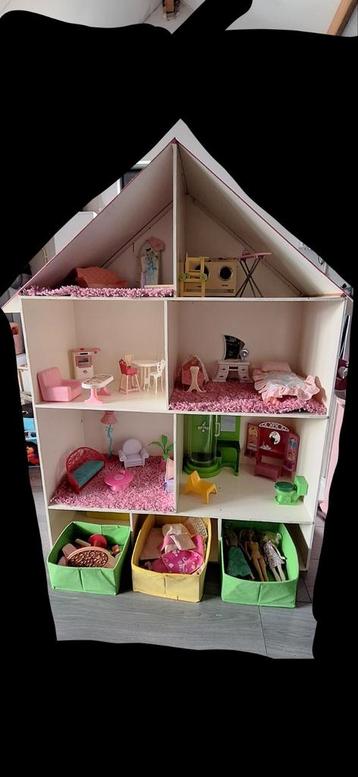 Poppenhuis, barbiehuis, zelf gemaakt 141 x 118 beschikbaar voor biedingen