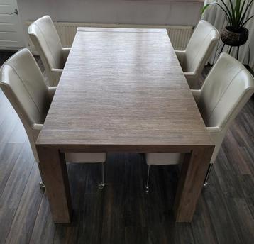 Robuuste eettafel met 4 comfortabele stoelen beschikbaar voor biedingen