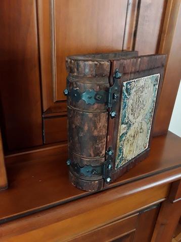 houten kist/opbergkistje in boekvorm. bewaarbox in boekvorm beschikbaar voor biedingen
