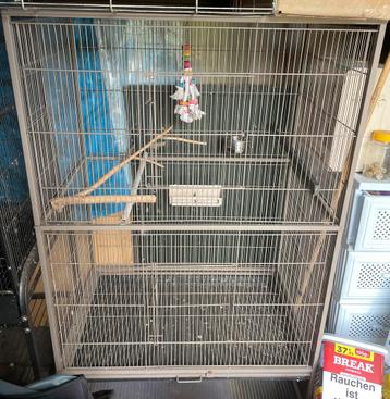 Mooi grote vogelkooi met toebehoren te koop beschikbaar voor biedingen