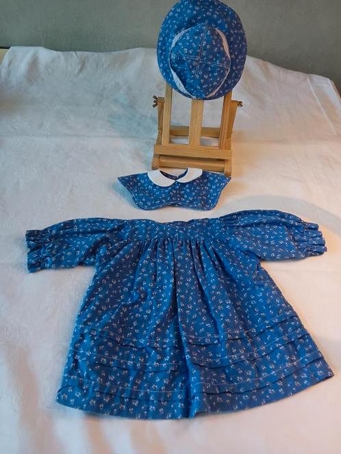 Blauwe jurk met hoed en kraag voor een pop., Verzamelen, Poppen, Gebruikt, Kleertjes, Ophalen of Verzenden