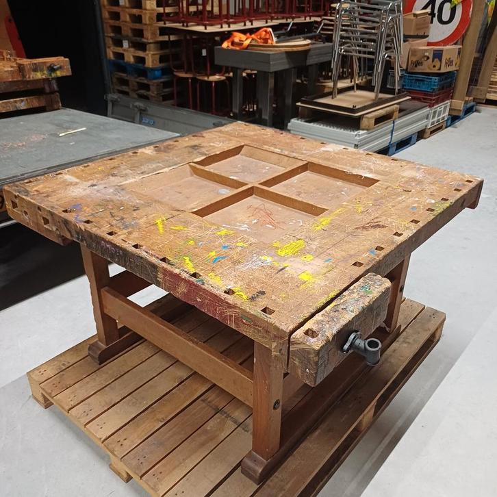 Nog 3 x vintage werkbanken uit een school ' de werkbank ', Doe-het-zelf en Verbouw, Werkbanken, Gebruikt, Ophalen