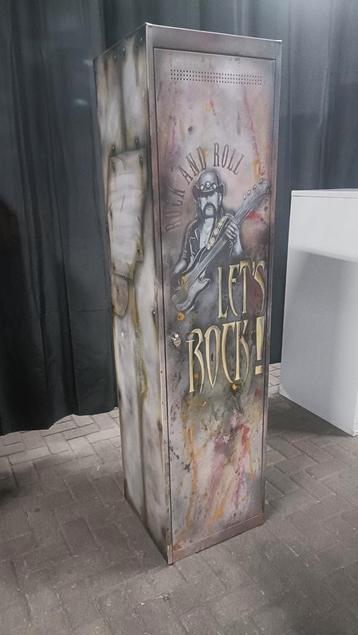 Special paint metalen hangleg kast beschikbaar voor biedingen